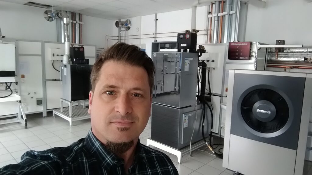 Andreas Geier vor einer Heizung